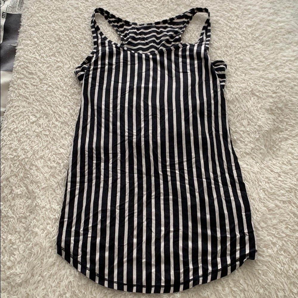 Cute lulu yoga top size 6